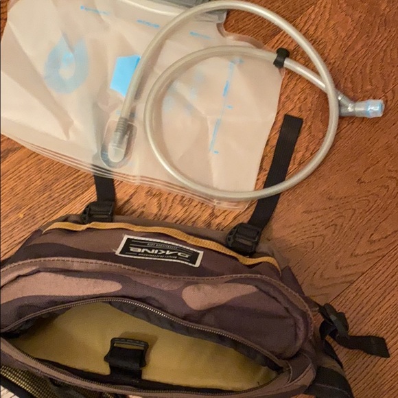 Dakine Hip Hydration Pack - Picture 3 of 5